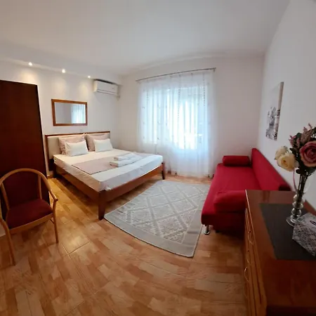 Pansion Ivana * Baska Voda